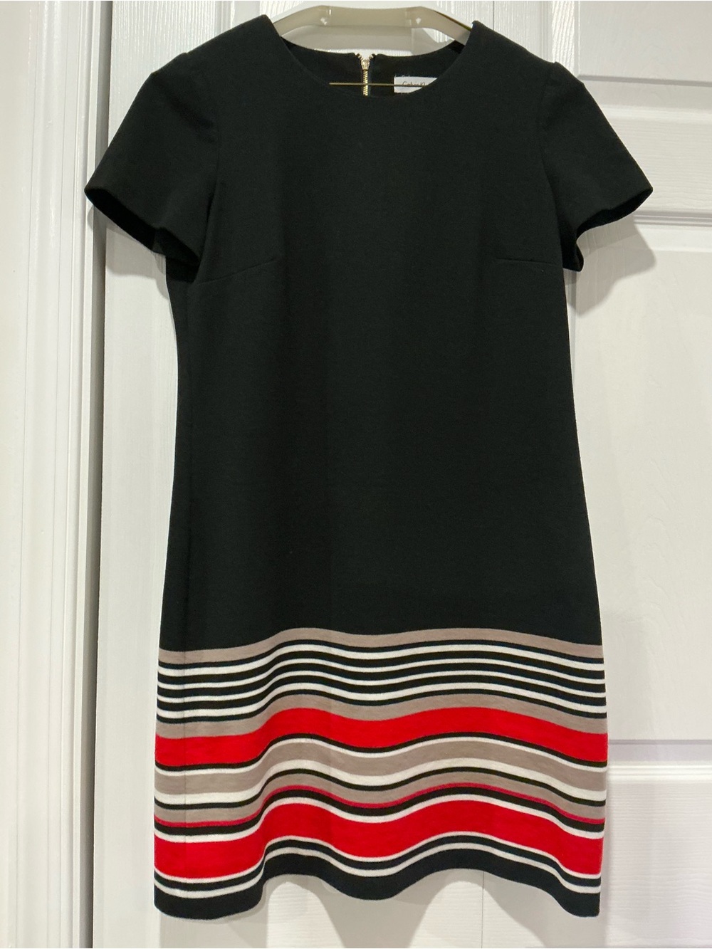 Calvin Klein Black Short-Sleeve Shift Dress with Red and Beige Stripes Size
